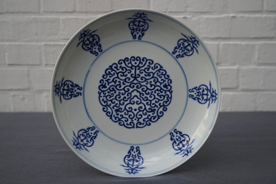 Une assiette 'shou' en porcelaine de Chine bleu et blanc, marque de Tongzhi, 19/20&egrave;me